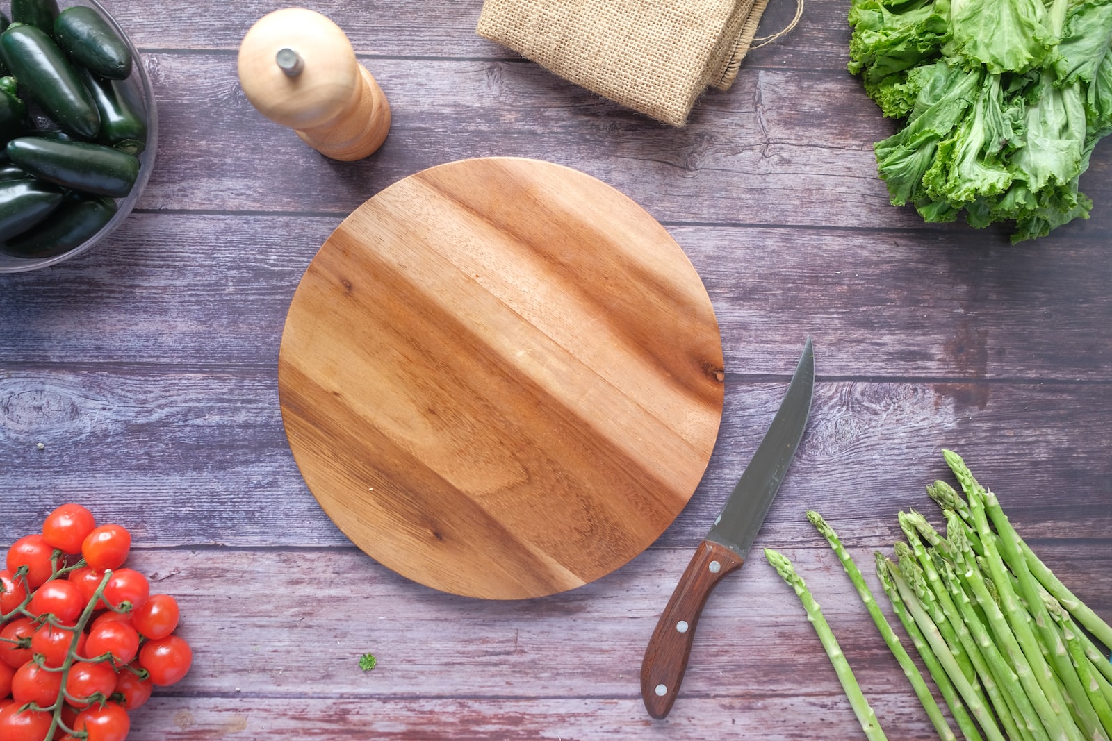 Photo par Towfiqu barbhuiya brown wooden chopping board beside green vegetable
